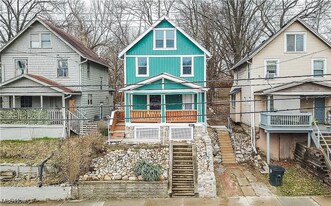 682 Brown St in Akron, OH - Building Photo