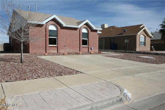 2328 Tierra Serena Rd in El Paso, TX - Foto de edificio - Building Photo