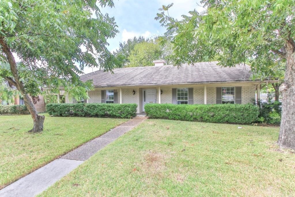 3839 Sun Valley Dr in Houston, TX - Building Photo