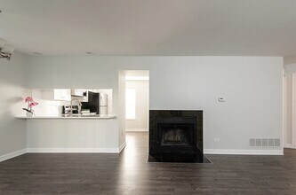 130 Crestwood Ct in Schaumburg, IL - Building Photo - Building Photo