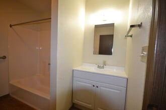 503 Broad St in Greenfield, MO - Building Photo - Building Photo