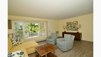 524 Laurel Lake Rd, Unit Laurel Lake in Thiensville, WI - Building Photo