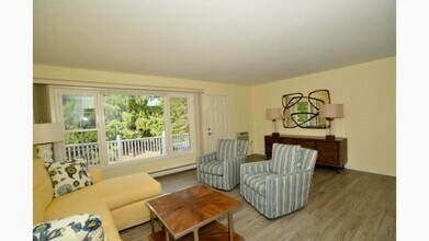 524 Laurel Lake Rd, Unit Laurel Lake in Thiensville, WI - Building Photo - Building Photo