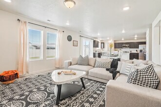 10390 Crystal Ridge Dr in Nampa, ID - Foto de edificio - Building Photo