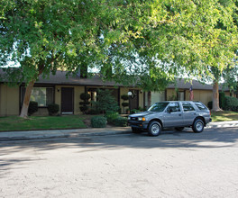 65 W 10th St in Clovis, CA - Building Photo - Building Photo