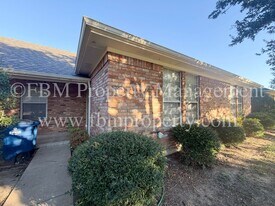 706 Biloxi Dr in Ennis, TX - Building Photo