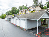 Molasses Creek Condominium in Renton, WA - Foto de edificio - Building Photo