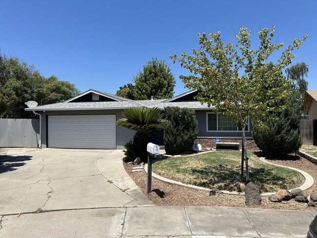 1321 Woodside Dr in Modesto, CA - Building Photo - Building Photo