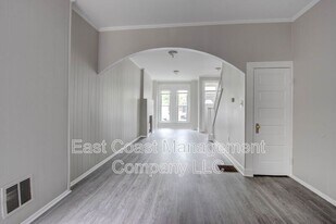 237 N Luzerne Ave in Baltimore, MD - Building Photo