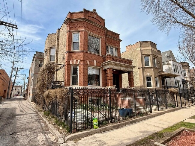 2414 N Spaulding Ave in Chicago, IL - Building Photo - Building Photo