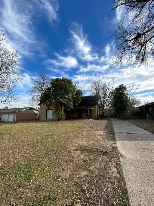 2319 Hunter St in Tyler, TX - Foto de edificio