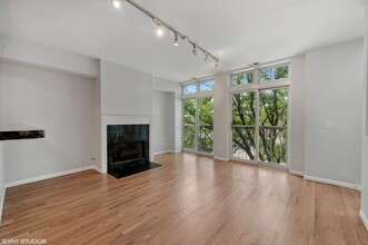 2135 N Southport Ave in Chicago, IL - Building Photo - Building Photo