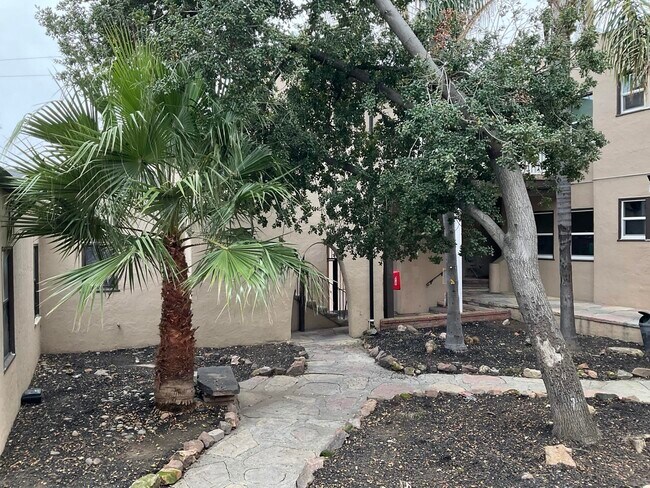 property at 618 W 7th St