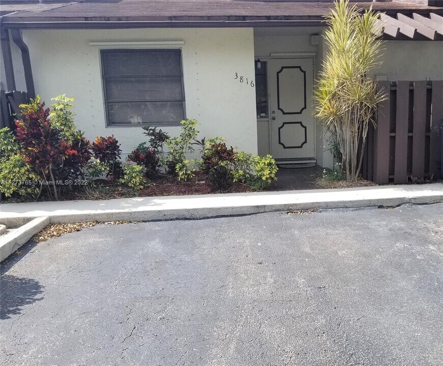 3816 SW 69th Way in Miramar, FL - Foto de edificio