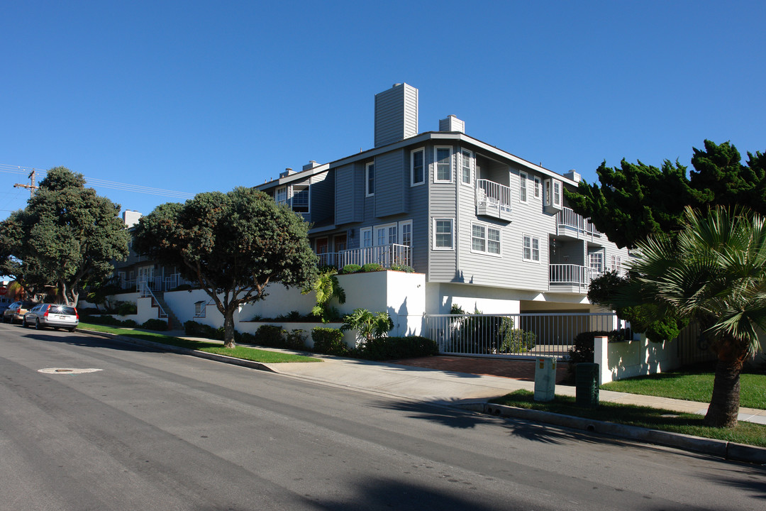 165 Juniper Ave in Carlsbad, CA - Building Photo