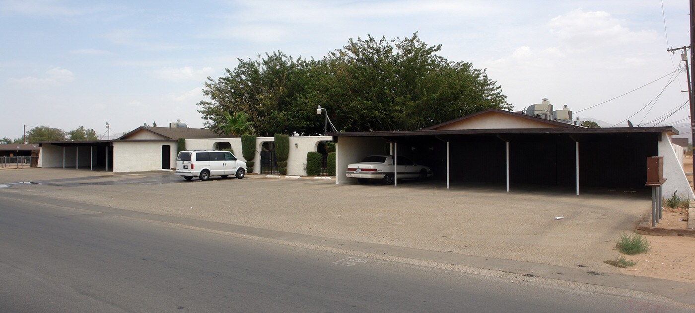 Algonquin Courtyard Apartments in Apple Valley, CA - Building Photo