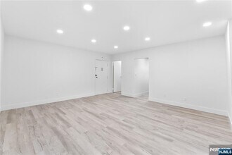 1111 River Rd in Edgewater, NJ - Building Photo - Building Photo