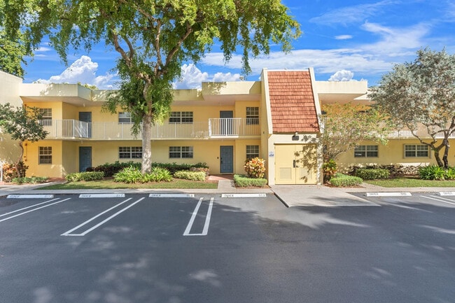 500 Oaks Ln in Pompano Beach, FL - Building Photo - Building Photo