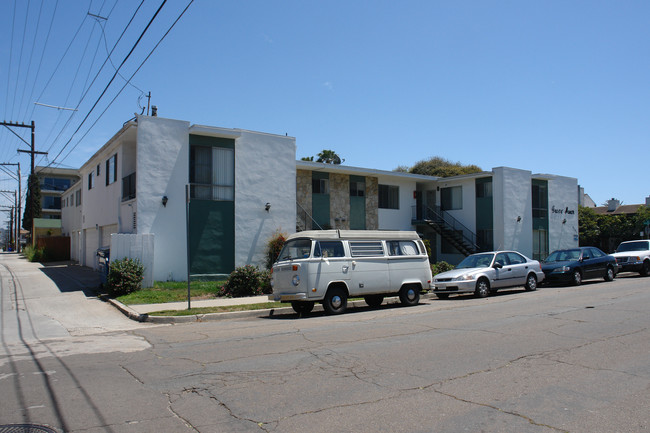 Grove Manor Apartments in San Diego, CA - Building Photo - Building Photo