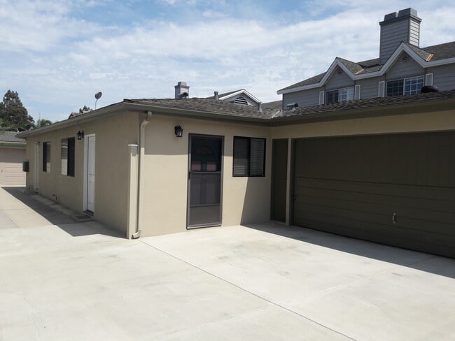 2204 Aviation Way, Unit North Redondo  Rear House in Redondo Beach, CA - Foto de edificio - Building Photo