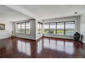 9100 W Bay Harbor Dr, Unit 8 in Bay Harbor Islands, FL - Building Photo - Building Photo