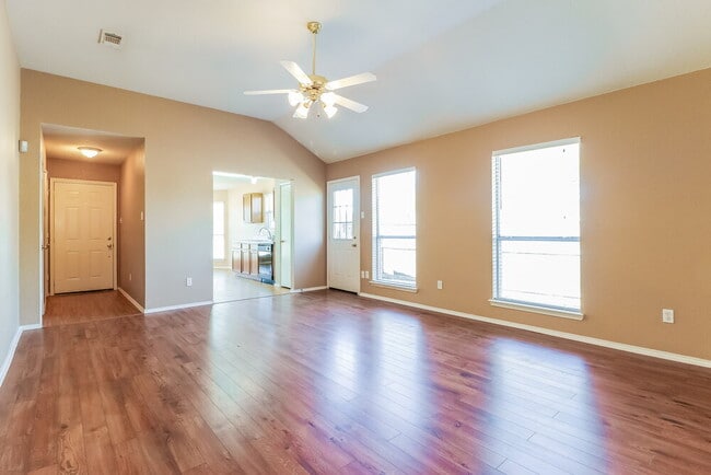 1101 Darren Dr in Burleson, TX - Foto de edificio - Building Photo