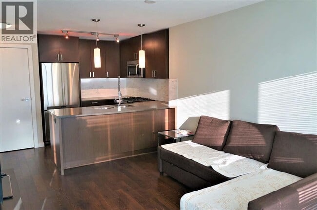 7117 Elmbridge Way in Richmond, BC - Building Photo - Building Photo