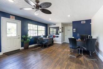 Auburn Glen Apartments in Jacksonville, FL - Foto de edificio - Building Photo