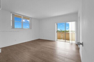 8400 Byron Ave, Unit 6D in Miami Beach, FL - Building Photo - Building Photo