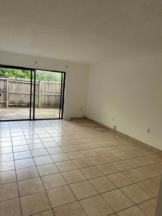 415 Palm Cir E in Pembroke Pines, FL - Building Photo - Building Photo