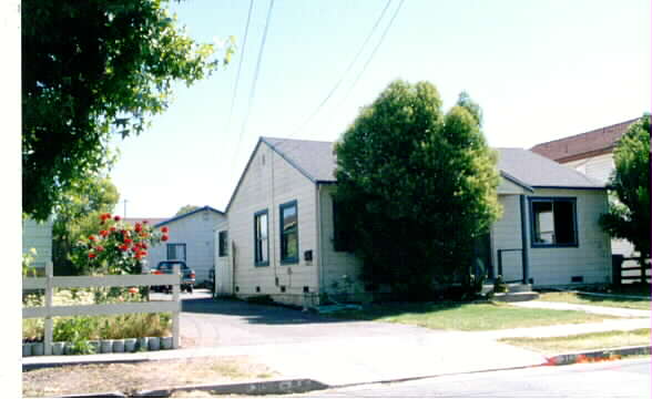 313 Vallejo St in Petaluma, CA - Foto de edificio - Building Photo