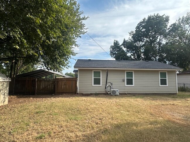 106 E Florida Ave in Waurika, OK - Building Photo - Building Photo