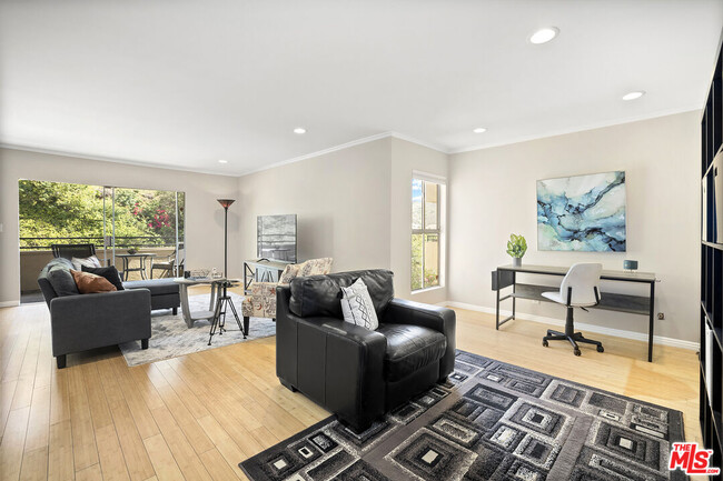 6744 Hillpark Dr in Los Angeles, CA - Foto de edificio - Building Photo