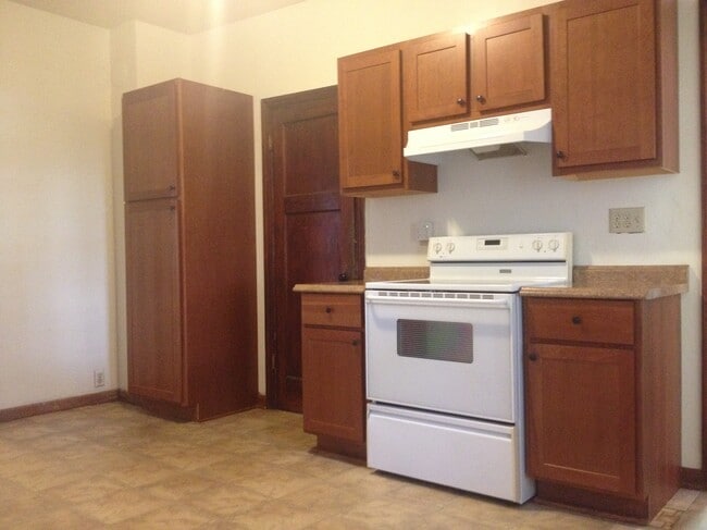 2570 N Newhall St, Unit LOWER in Milwaukee, WI - Building Photo - Building Photo