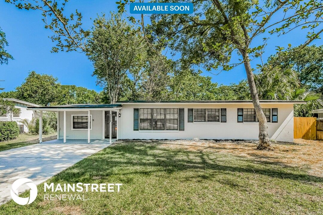8029 Patou Dr N in Jacksonville, FL - Building Photo