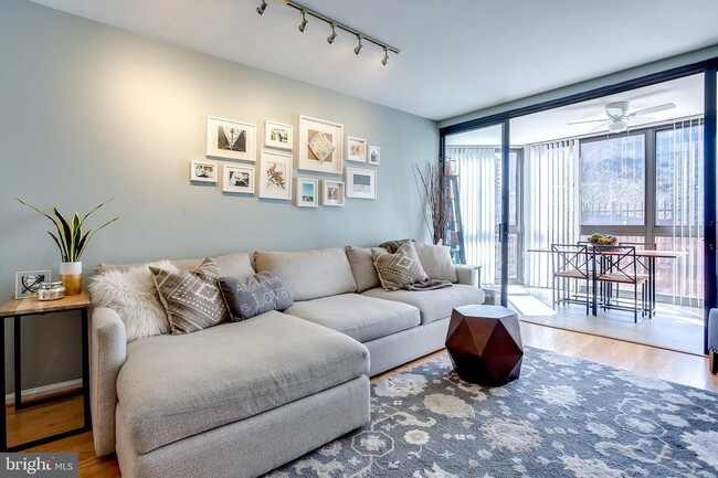 1001 N Randolph St, Unit 104 in Arlington, VA - Foto de edificio - Building Photo