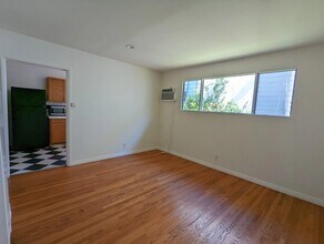 1331 N Poinsettia Pl, Unit 8 in Los Angeles, CA - Foto de edificio - Building Photo