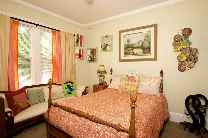 The Lindsay Furnished Apartments in Stockton, CA - Building Photo
