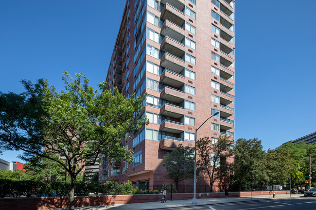 The Summit in Rego Park, NY - Building Photo - Building Photo