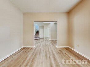 2421 Ross Common Ct in Indianapolis, IN - Foto de edificio - Building Photo