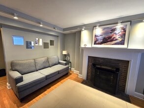 25 Palmer Sq W, Unit E in Princeton, NJ - Building Photo - Building Photo
