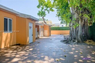 1042 NW 2nd St in Miami, FL - Foto de edificio - Building Photo