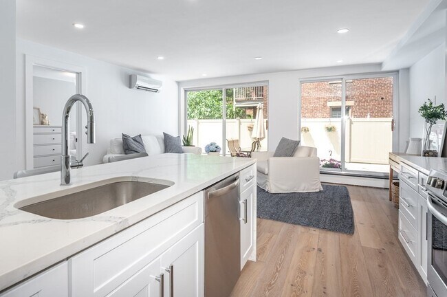 123 Sewall Ave, Unit 1 in Brookline, MA - Foto de edificio - Building Photo
