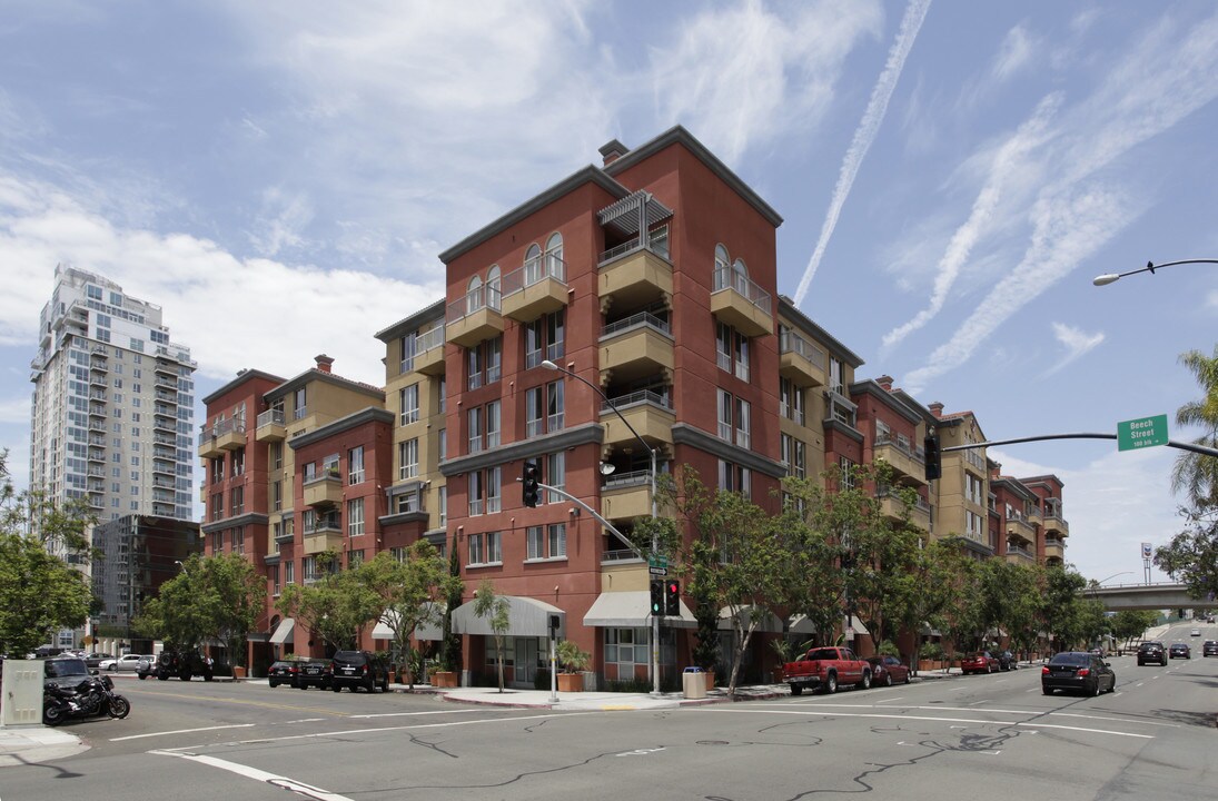 Piazza Palermo in San Diego, CA - Foto de edificio