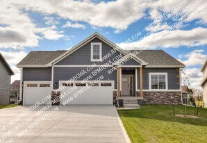 440 NW Ashley Cir in Waukee, IA - Building Photo