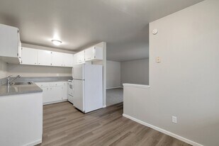 Garden Square Apartments in Puyallup, WA - Building Photo