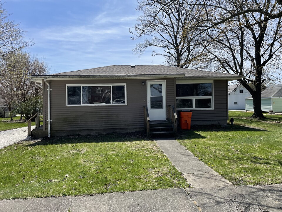303 E Walnut St in Chalmers, IN - Foto de edificio