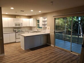 8189 Sandpiper Rd in Ft. Myers, FL - Foto de edificio - Building Photo