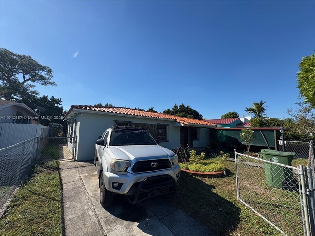 536 E 27th St in Hialeah, FL - Building Photo - Building Photo