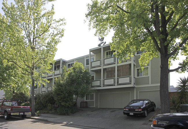 303 Ulmer Ct in Redwood City, CA - Foto de edificio - Building Photo